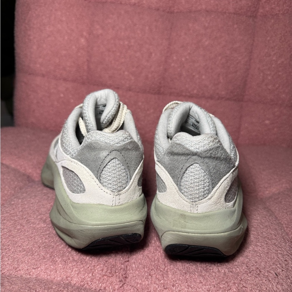 8 in women’s . New Balance Gray and White Sneakers runners - Picture 5 of 6
